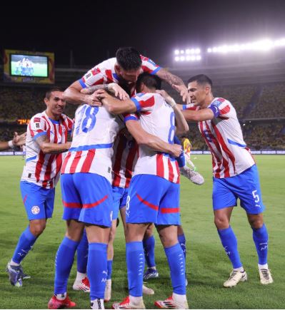 Jugadores de la Albirroja celebrando juntos en el campo de juego