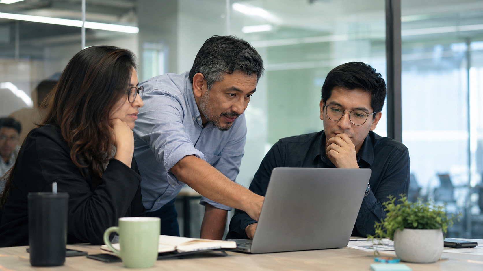 Equipo de trabajo aprendiendo y resolviendo un problema juntos frente a una computadora
