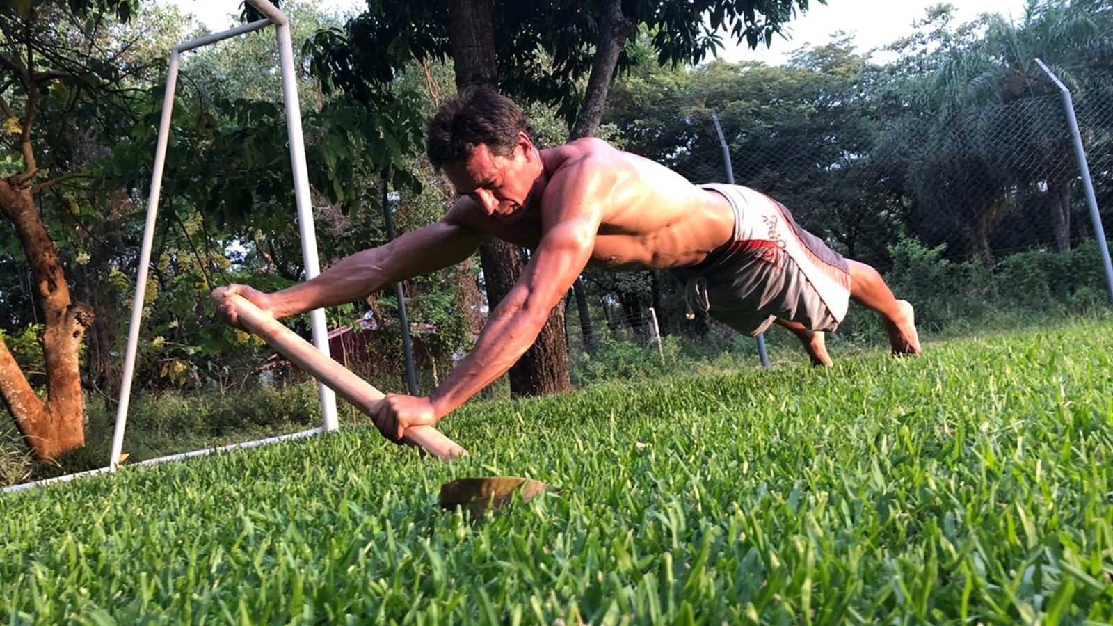 Diego Centurión entrenando fuera de la piscina con un ejercicio de fuerza