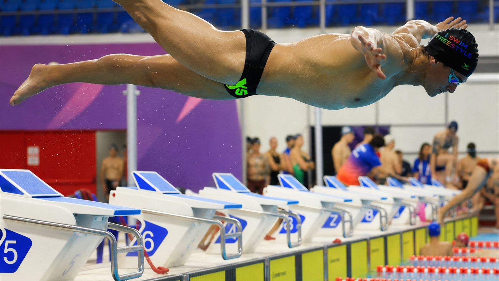 Diego Centurión lanzándose al agua en una competencia de natación