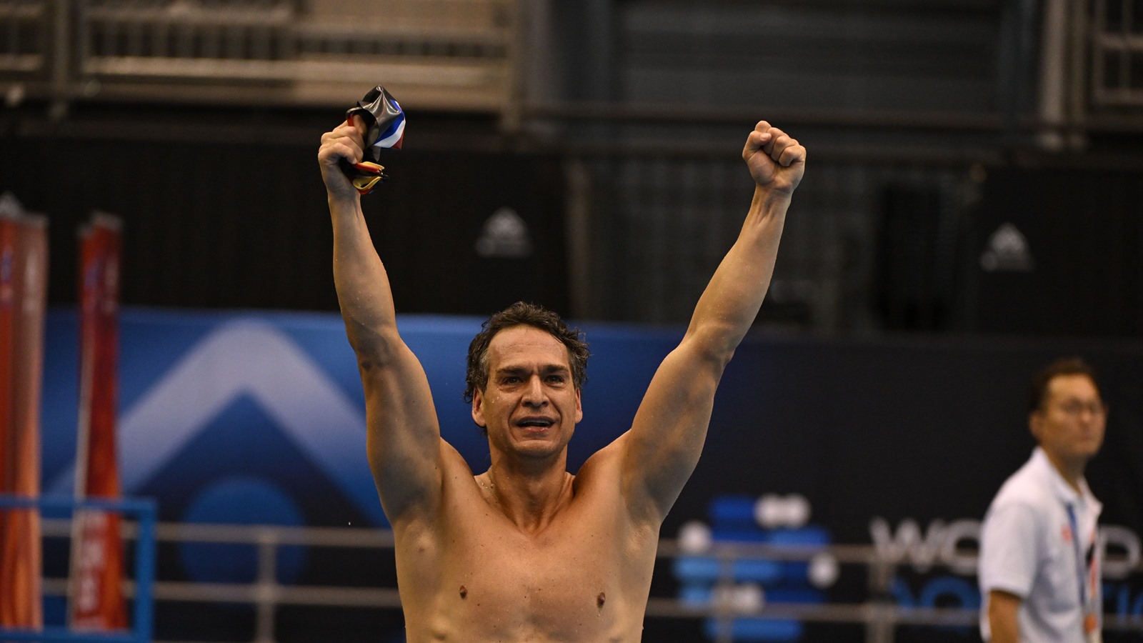 Diego Centurión celebrando una victoria con los brazos en alto