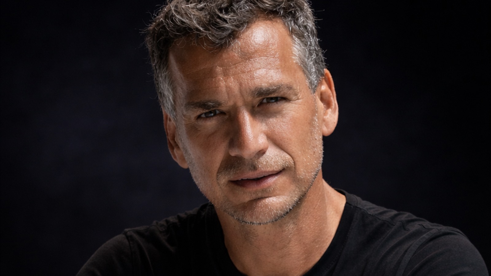 Retrato de Diego Centurión con mirada concentrada