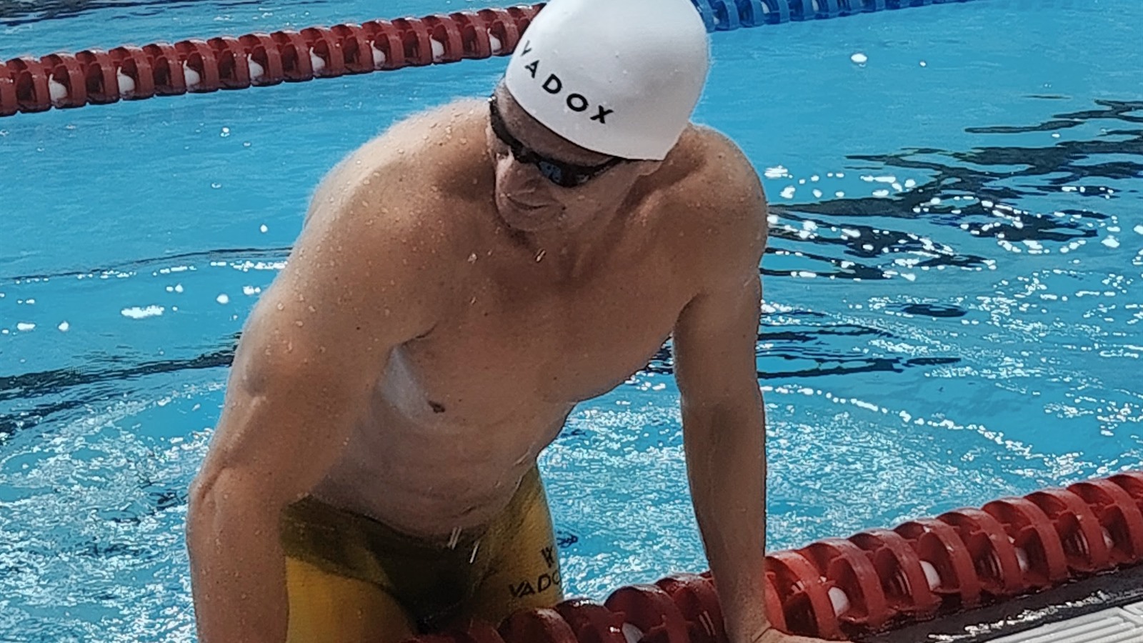Diego Centurión saliendo de la piscina después de entrenar